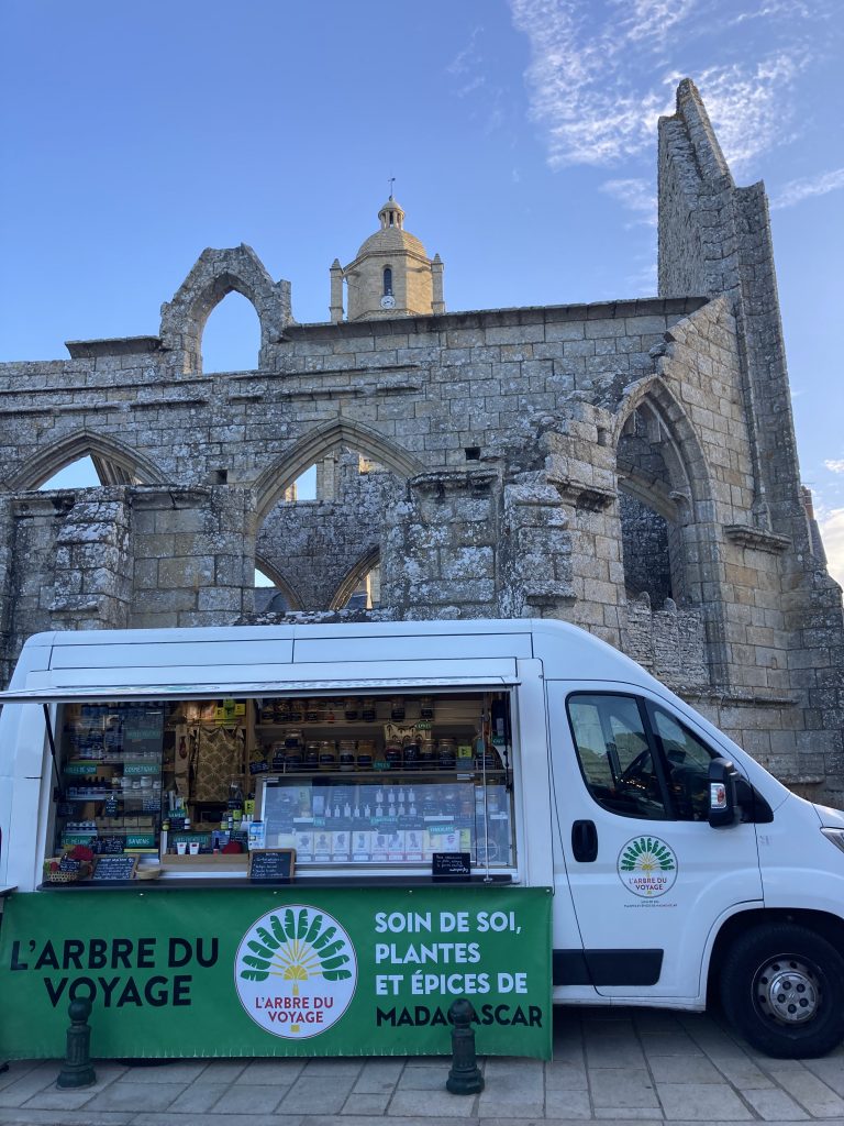 L&rsquo;Arbre du Voyage est sur le marché de Batz sur mer ce matin lundi 24 août